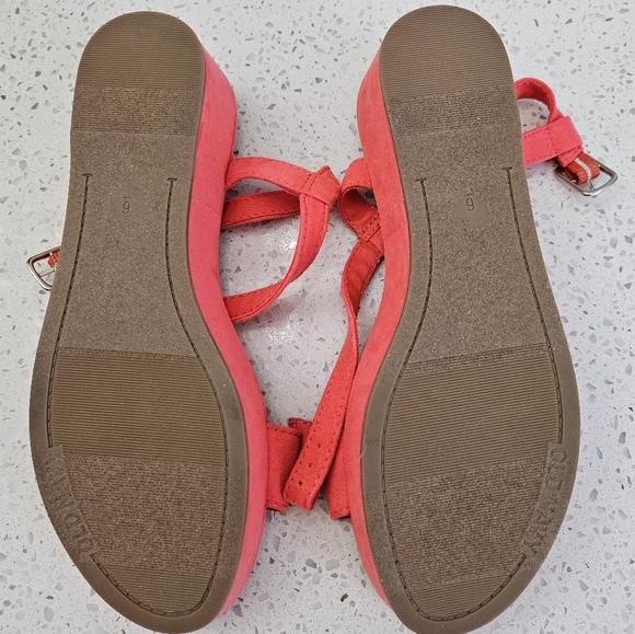 Old Navy sandals NWOT - Picture 2 of 3